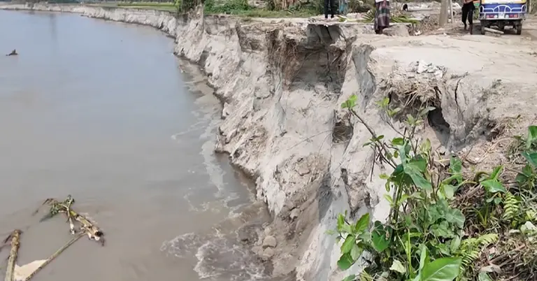 জামালপুরের নদী ভাঙনে নদীগর্ভে বিলীন স্থাপনা-ফসলি জমি